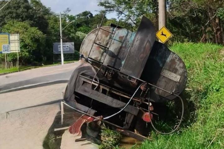 Caminhão da Prefeitura fica preso em cratera na Nelson Gulla